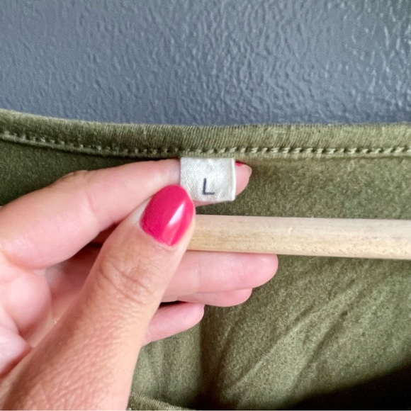 Women Army Green Short Sleeve Peplum Tee Shirt Blouse with Button Accents - Picture 4 of 5